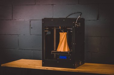 Otomatik üç boyutlu 3D yazıcı plastik gerçekleştirir.