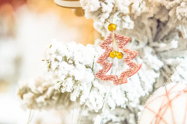 Weihnachtsbaumschmuck und schneebedeckter Weihnachtsbaum aus nächster Nähe — Stockfoto