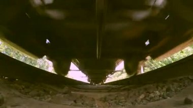 Geçen tren alt görünümü geniş açı