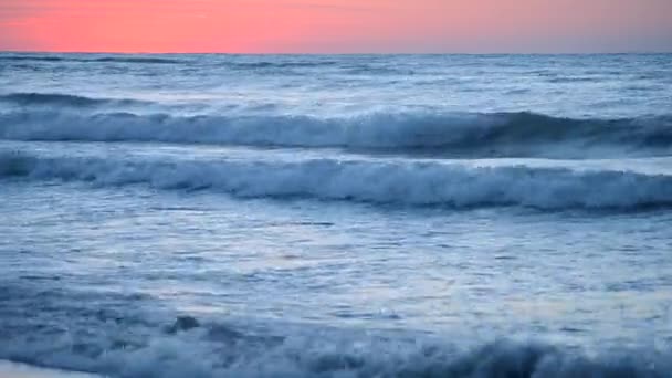 Eau de mer bleu foncé de l'océan sur le fond de l'aube rouge — Video