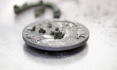 Metal için 3D yazıcıda diş kaplaması oluşturulduktan sonra disk