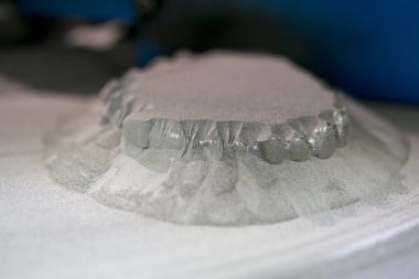 Metal 3D yazıcıya basılmış nesne, metal yakın çekim için lazer sinterleme makinesi.