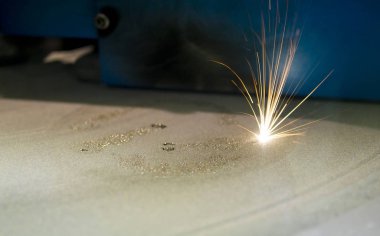 Metal, lazer etkisi altında istenen şekle dönüşür.