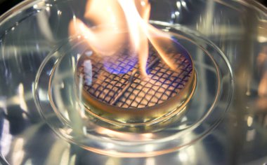 Modern biyo etanol gaz şömine fireplot. Alev gaz soba yakın çekim.