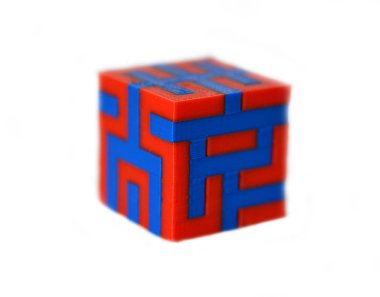 Beyaz arkaplanda izole edilmiş 3d yazıcı tarafından basılan nesneler.