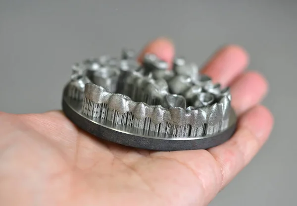 Člověk drží objekt vytištěný na kovové 3D tiskárně. — Stock fotografie