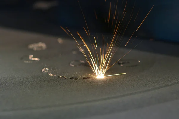 Metal, lazer etkisi altında istenen şekle dönüşür.
