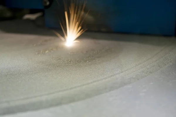 Metaal wordt onder invloed van laser in de gewenste vorm gesinterd — Stockfoto