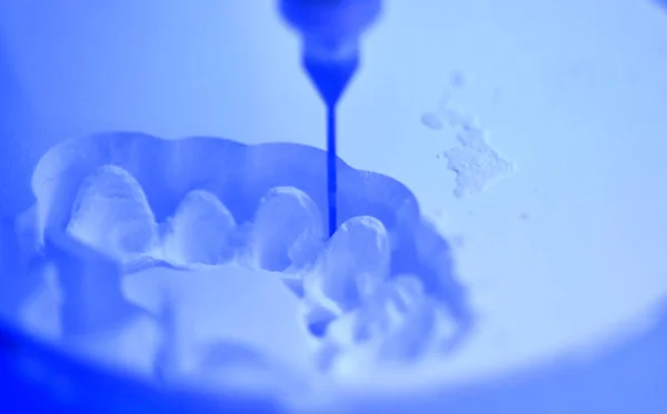 Fresadora dental tallando la forma de los dientes humanos — Foto de Stock