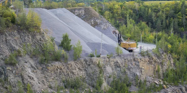 Excavadora enorme, camión y hombre de pie junto a la cantera de granito — Foto de Stock