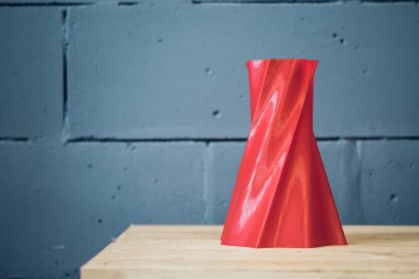 3D yazıcı yakından çalışıyor. Otomatik üç boyutlu 3D yazıcı