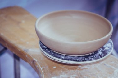 Raf yakın çekim seramik kil ürünleri standı.