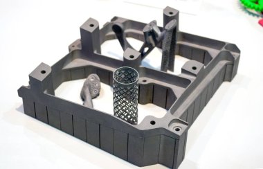 Metal 3d yazıcıya yazdırılan nesne beyaz arka planda izole edildi.