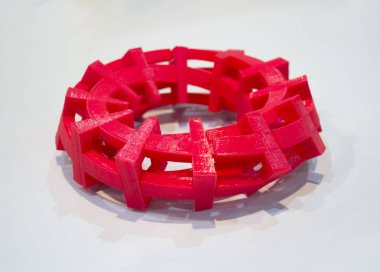 Beyaz arkaplanda izole edilmiş 3d yazıcı tarafından basılan nesneler.