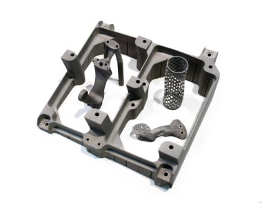 Metal 3d yazıcıya yazdırılan nesne beyaz arka planda izole edildi.