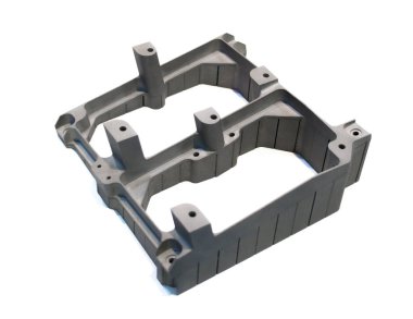 Metal 3d yazıcıya yazdırılan nesne beyaz arka planda izole edildi.