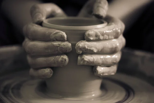 Creación de productos cerámicos de primer plano de arcilla blanca . — Foto de Stock