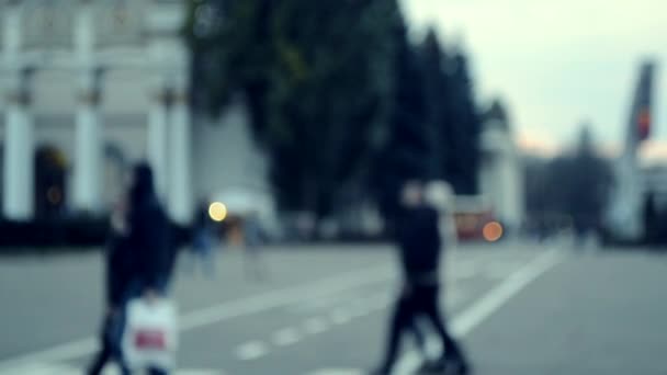 La gente cammina vicino alla piazza della città. Le persone che camminano lentamente si rilassano sulla città . — Video Stock