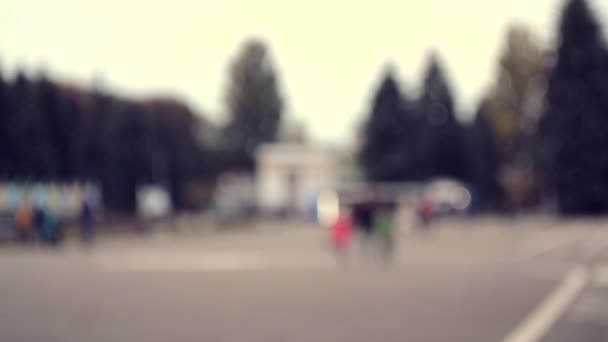 Wiele Ludzie Chodzą Przez Placu Miasta Ludzie Chodzą Powoli Zrelaksować — Wideo stockowe