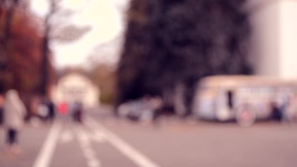 Люди, що йдуть повільно, розслабляються в місті — стокове відео