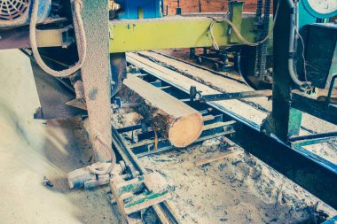 Kereste fabrikası. Yel değirmeninin kola makinesi günlüklerinde işleme işlemi t testereleri