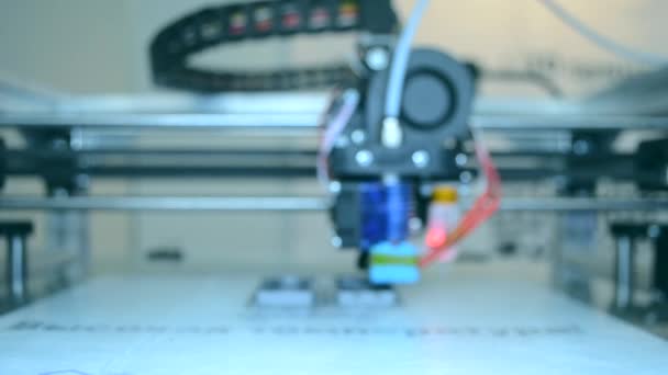 3D принтер работает крупным планом. Размытый фон — стоковое видео