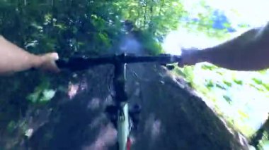 Bir kız bir güneşli yaz gününde Nehri boyunca bir bisiklet sürmek.