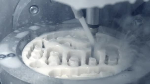 Verwerking van houtsnijwerk uit vorm van menselijke tanden van tandheelkundige freesmachine. — Stockvideo