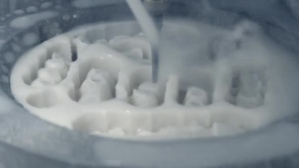 Lavorazione di ritagliare la forma dei denti umani dalla fresatrice dentale . — Video Stock