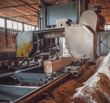 Kereste fabrikası. Yel değirmeninin kola makinesi günlüklerinde işleme işlemi t testereleri