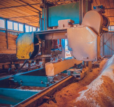 Kereste fabrikası. Yel değirmeninin kola makinesi günlüklerinde işleme işlemi t testereleri