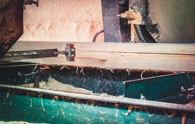 Kereste fabrikası. Yel değirmeninin kola makinesi günlüklerinde işleme işlemi t testereleri