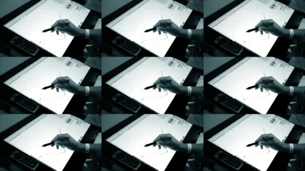 Adam elini büyük bir tablete özel karakalem ile — Stok video