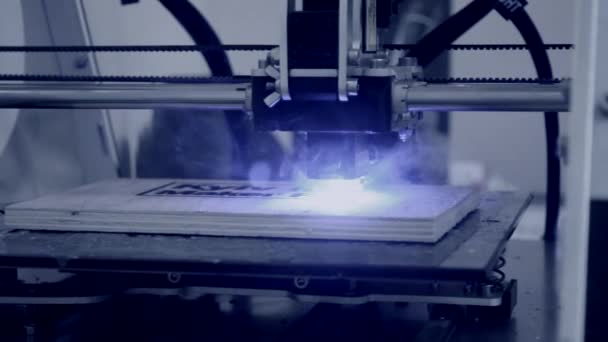 Patrón de quemaduras de haz láser de impresora 3D primer plano en tablero de madera . — Vídeos de Stock