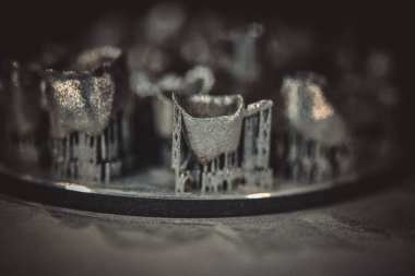 Metal için 3d yazıcıya yazdırılmış nesne platformu yazılıyor