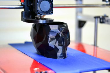 bir model siyah kafatası yakın çekim şeklinde baskı 3d printerlere harcama maddeler