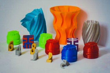 3D basımevinde modelleri. Parlak renkli nesneleri 3d printerlere harcama maddeler tablosundaki basılır. Otomatik üç boyutlu yazıcı plastik modelleme laboratuvarda gerçekleştirir. İlerici modern katkı teknoloji