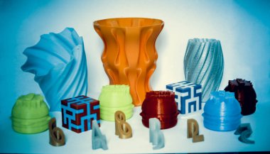 Modeller 3D yazıcı tarafından basıldı. Renkli nesneler yazdırılmış 3d yazıcı