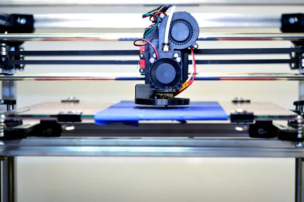 Impresora 3D imprimiendo un modelo en forma de cráneo negro de cerca — Foto de Stock