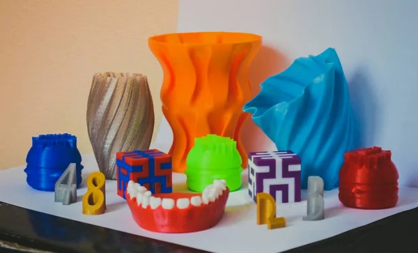 Modelli stampati con stampante 3d. Oggetti colorati stampati stampante 3d — Foto Stock