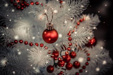 Noel ağacı oyuncaklar süslemeleri ve Noel ağacı karla kaplı