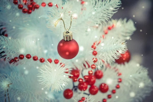 Noel ağacı oyuncaklar süslemeleri ve Noel ağacı karla kaplı