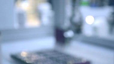 Otomatik robot kol nesneleri koyar