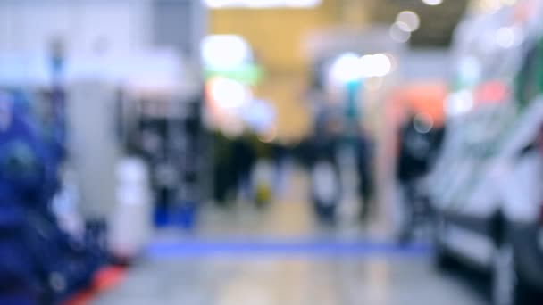 Achtergrond wazig mensen binnen en wandelen in een winkelcentrum of centrum — Stockvideo