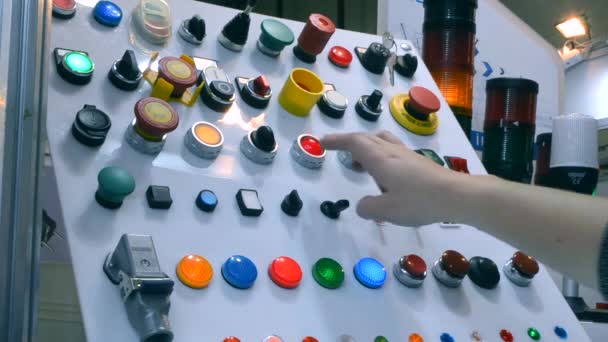 Людина натискає кнопки панелі керування і натискає важіль — стокове відео