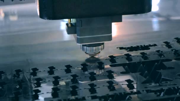 Um feixe de laser corta a chapa metálica na fabricação. Tecnologias industriais — Vídeo de Stock