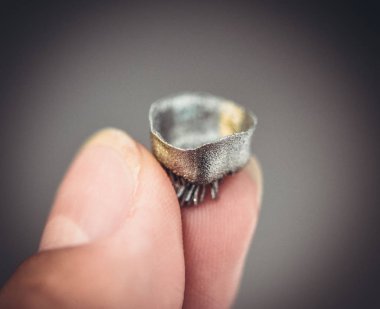 Metal 3d yazıcı makrosu üzerine basılmış küçük nesne.