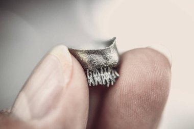 Metal 3d yazıcı makrosu üzerine basılmış küçük nesne.