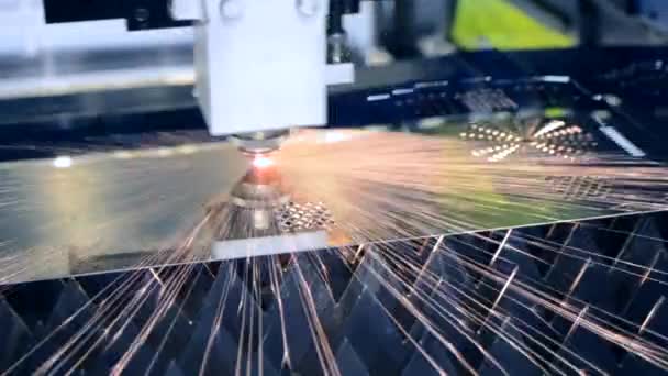Een laserstraal snijdt het plaatwerk bij de vervaardiging. — Stockvideo