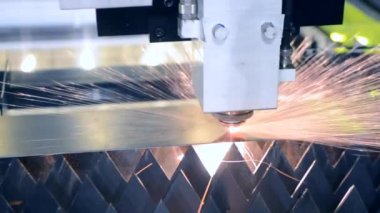 Lazer ışını sac imalatında keser..